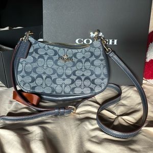 TERI SHOULDER BAG IN SIGNATURE CHAMBRAY (COACH CH139)